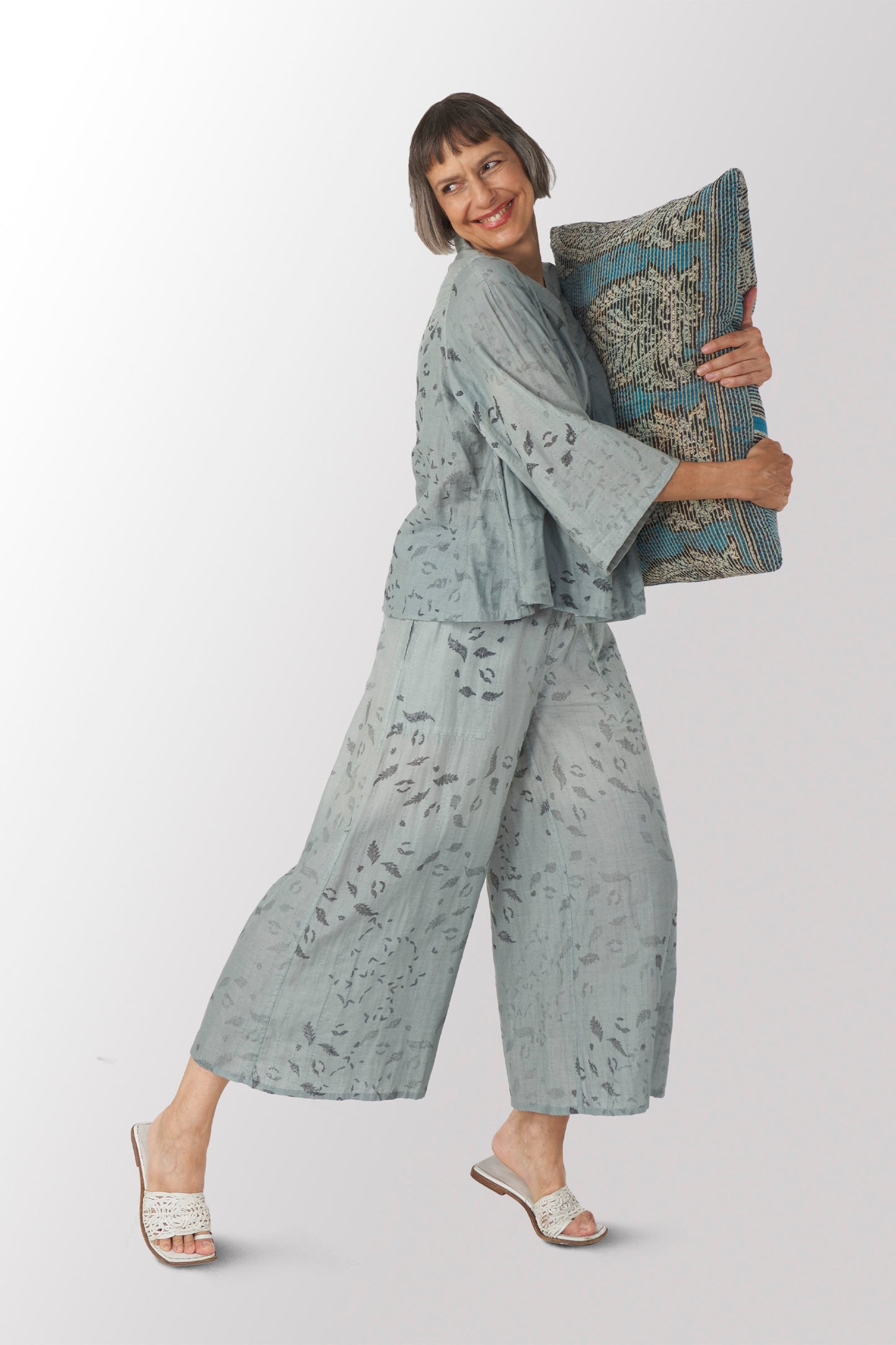 LW2970-BLU / LOUNGE WEAR THROW KANTHA (AVAILABLE JACKETS)